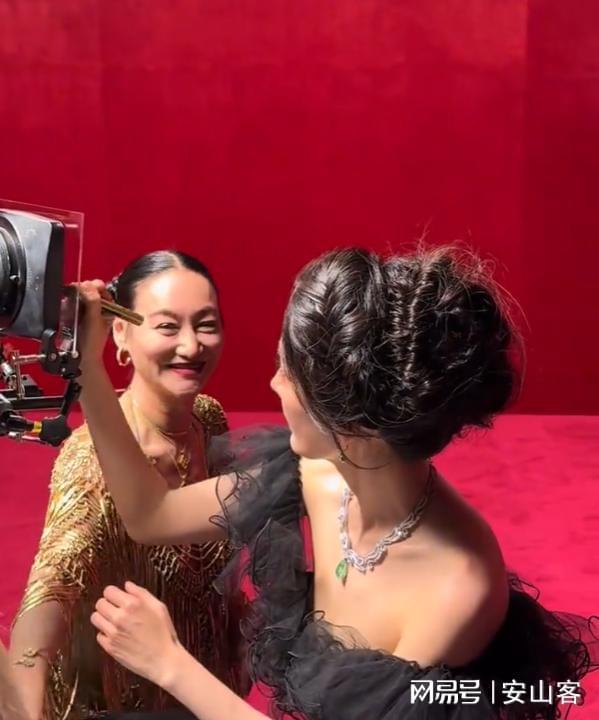 签吓坏杨幂不敢露脸只有赵今麦扛住了！PG电子麻将胡了2试玩芭莎之夜被镜头(图3)