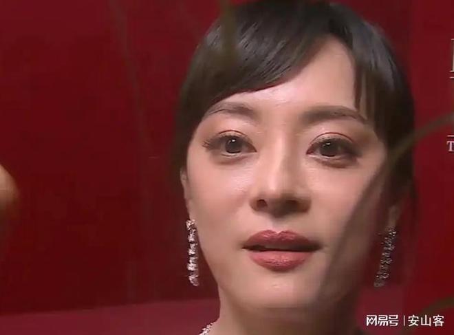 签吓坏杨幂不敢露脸只有赵今麦扛住了！PG电子麻将胡了2试玩芭莎之夜被镜头(图8)