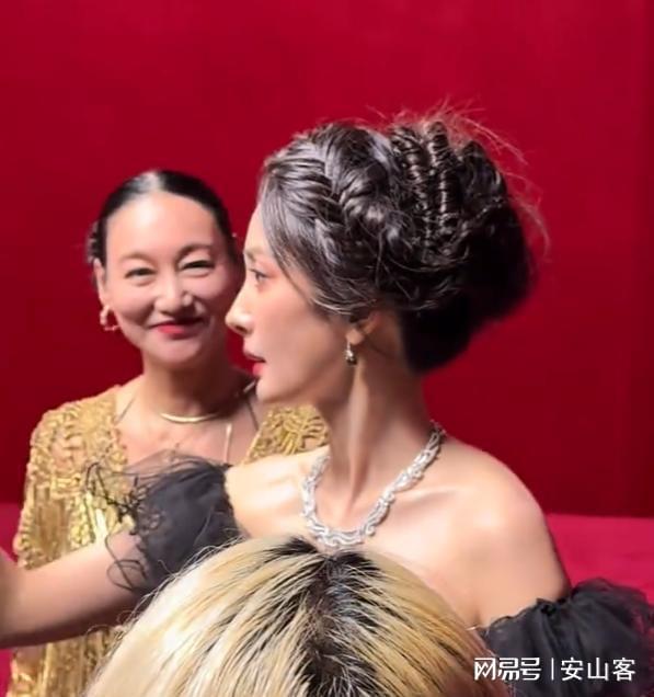 签吓坏杨幂不敢露脸只有赵今麦扛住了！PG电子麻将胡了2试玩芭莎之夜被镜头(图11)